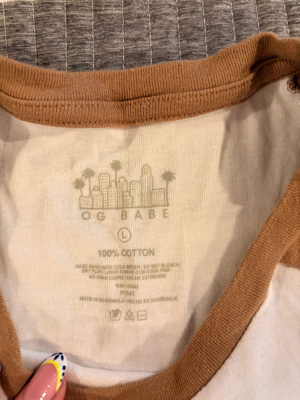 Women’s Size LargeShort Sleeve Raglan Tee with Teddy Embroidery - Cream & Brown - Picture 3 of 4